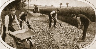 Samvittighedsnægtere nyttigt ansat: Mænd fra N.C.C. på en militærvej, illustration fra The Illustrated War News, 23. august 1917 (sepiafoto) af English Photographer